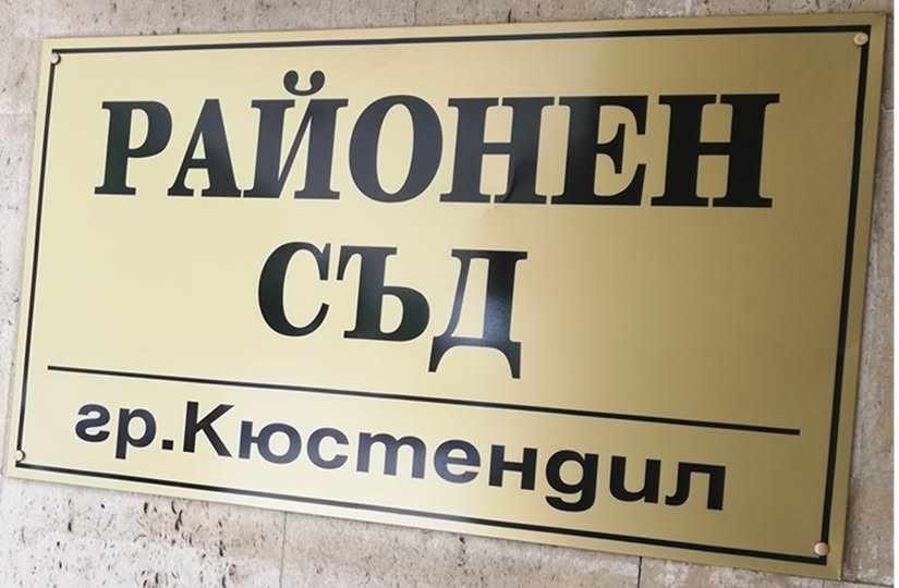 Пиян мъж побесня в Кюстендилско: блъскал по кола и дърпал шофьорката, треснаха му глоба
