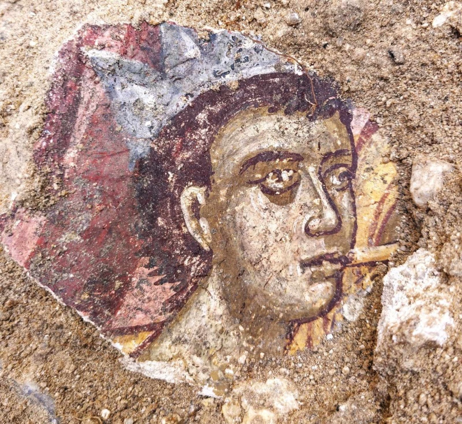 Стенописи под човешки кости откриха в църквата в Мелник