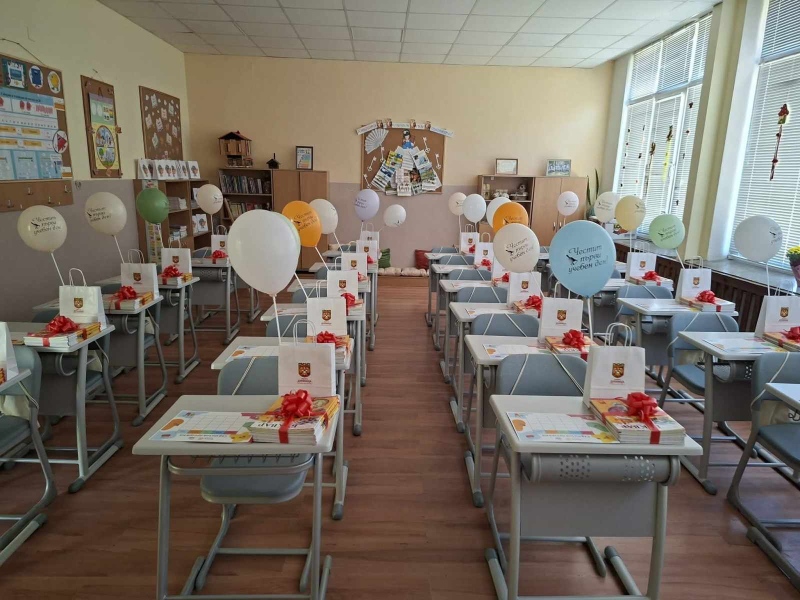 Балони, буквари и 96 усмивки: СЕУ „Паисий Хилендарски“ посреща своите първокласници
