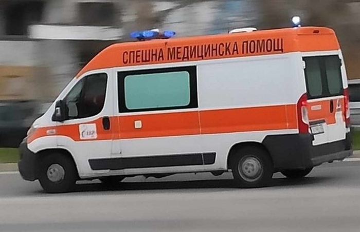 Наръгаха в рамото 40-годишен при сбиване между трима мъже в Кресна