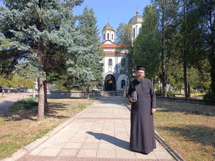 С вяра, надежда и много труд: дворът на храм „Свети Георги Победоносец“ в Дупница се променя