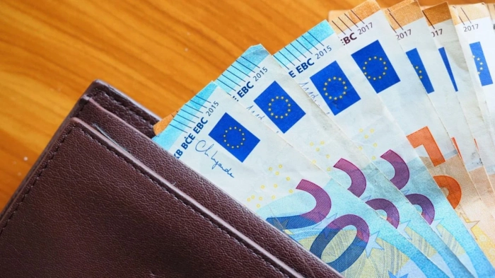 Нов удар по джоба: Прогресивна България“ спря 153 евро за учениците от 5., 6. и 7. клас