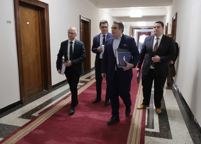Асен Василев предупреди: Ако горивата поскъпнат, сметките за парно може да скочат двойно