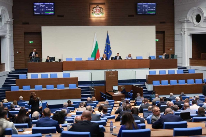 Депутатите се разбързаха: Парламентът вкара извънредно новите правила за минималната заплата