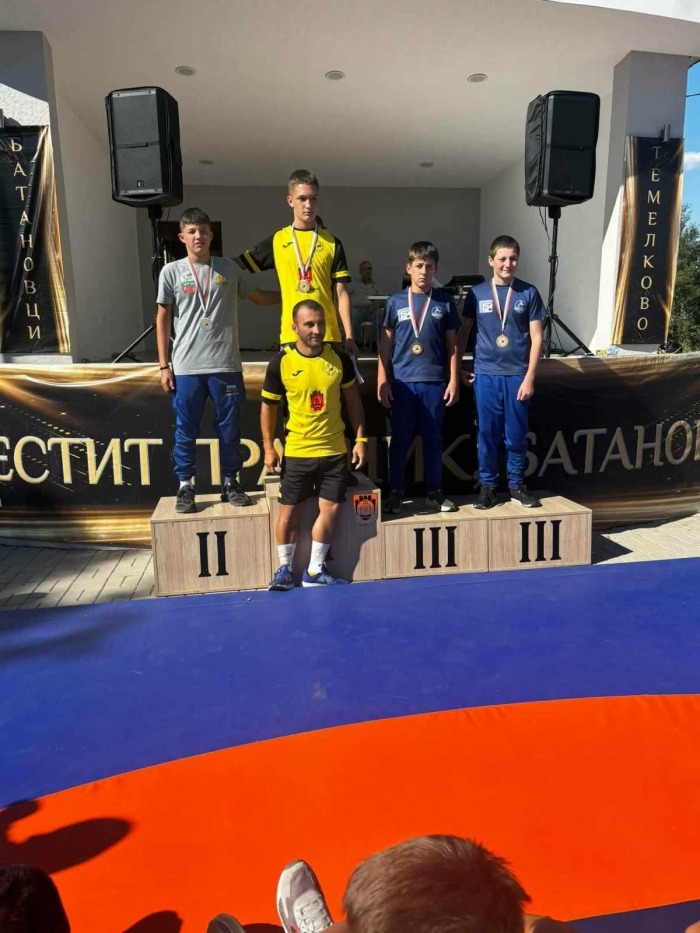 Две момчета от Дупнишко с медали на турнир по борба в Батановци