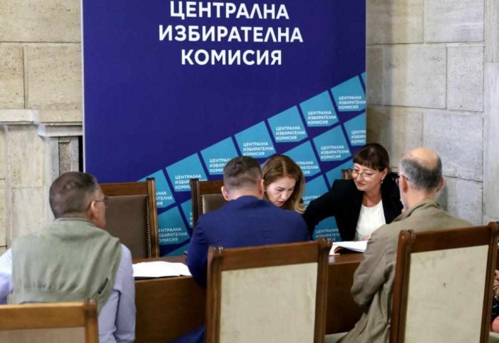 Йотова и Гюров влизат едновременно в ЦИК за президентските избори