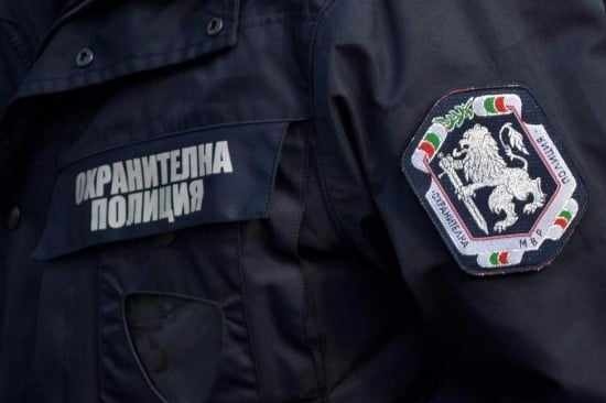 Перничанин с полицейско яке се оказа в ареста
