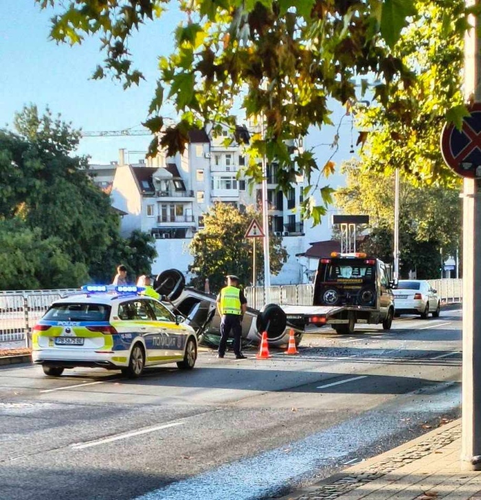 Зрелищна катастрофа в Пловдив: пиян обърна колата си по таван на централен булевард