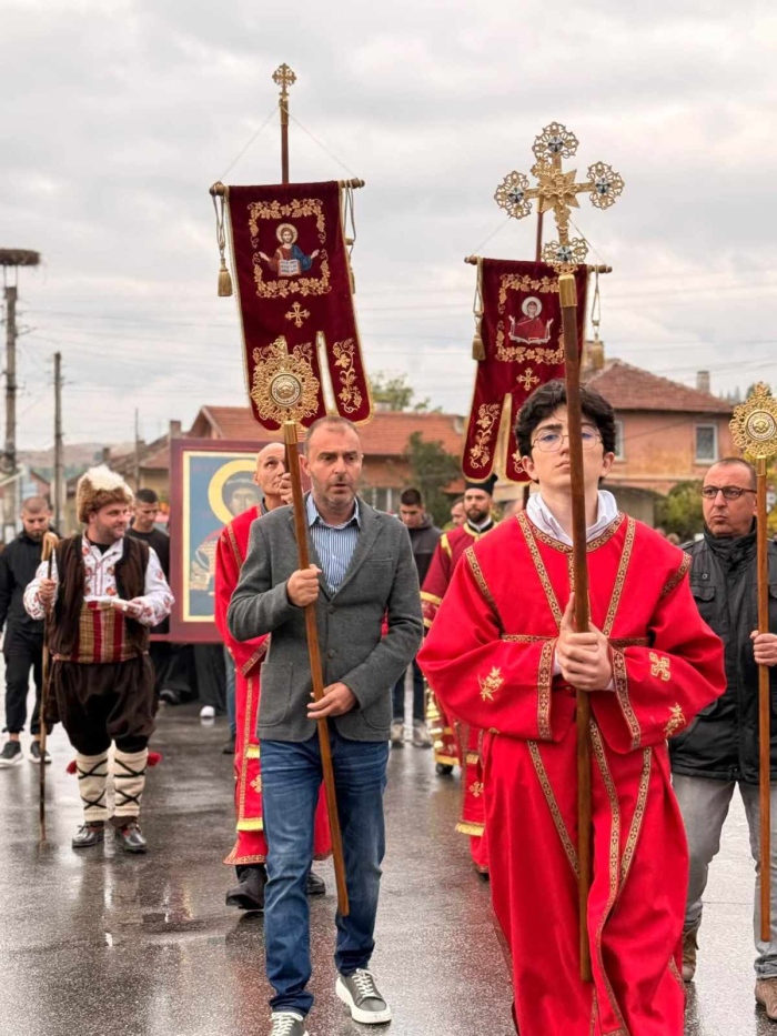 Костенец отбеляза празника си с литийно шествие, концерти и заря