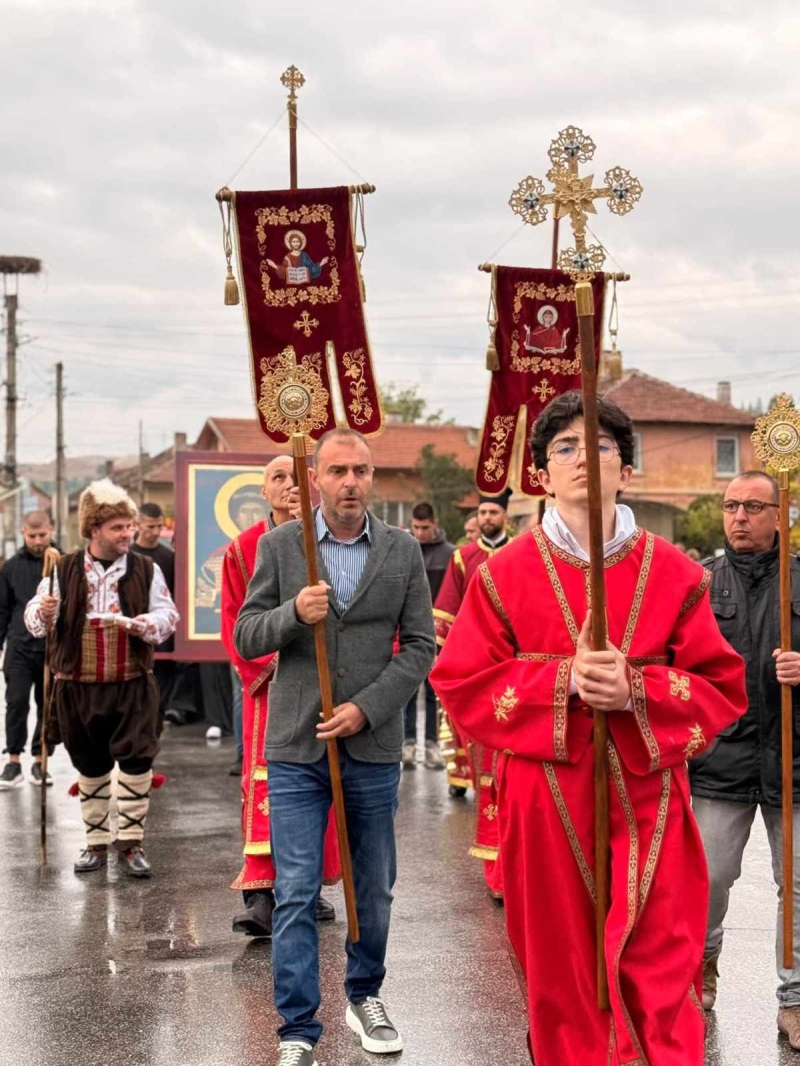 Костенец отбеляза празника си с литийно шествие, концерти и заря