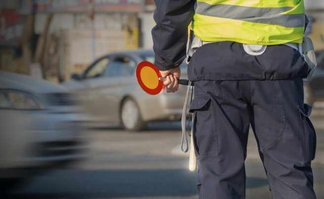 Шеф на фирма скочи зад волана, за да осуети свалянето на номерата – рани полицай край Кюстендил
