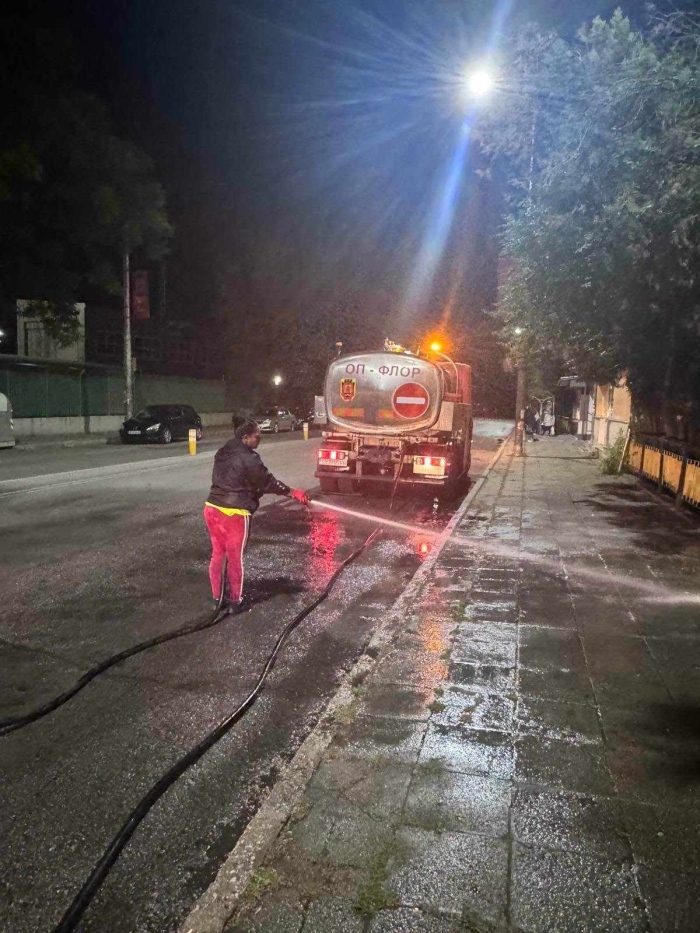 Мият основни улици в Перник през нощта, ето къде работят екипите