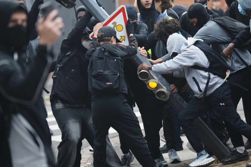 Протестите във Франция ескалират: Стотици училища са затворени, над 5000 са задържани