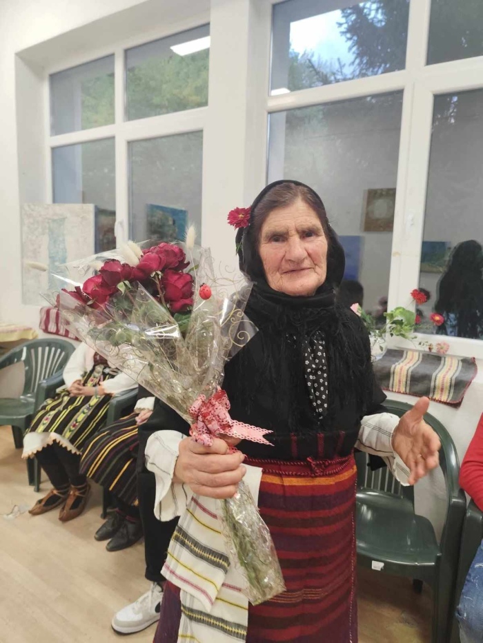 От 15-годишна на сцената: историята на баба Райна от Брежани