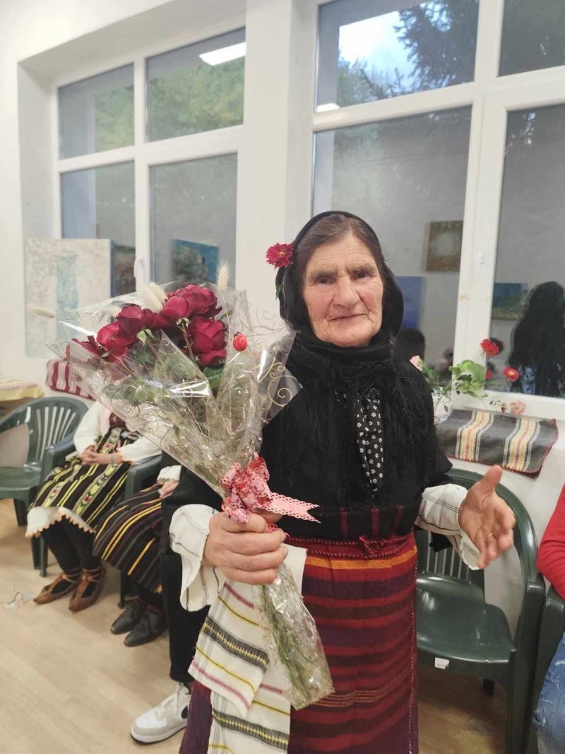 От 15-годишна на сцената: историята на баба Райна от Брежани