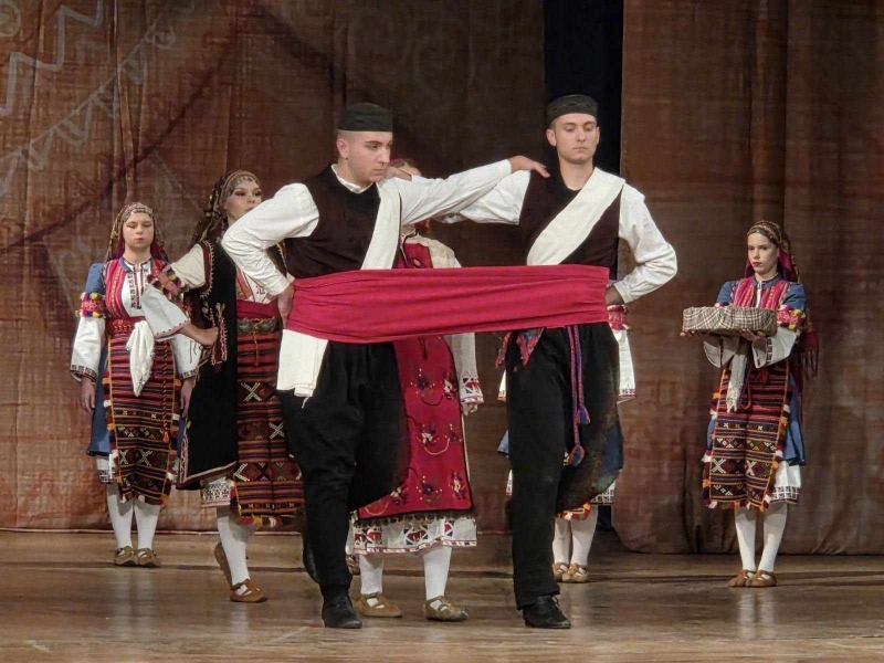 „Постой, почекай, сънчице“ върна сватбената обредност на сцената в Разлог