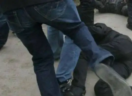Трима мъже пребиха 18-годишен в Разлог, полицията ги арестува