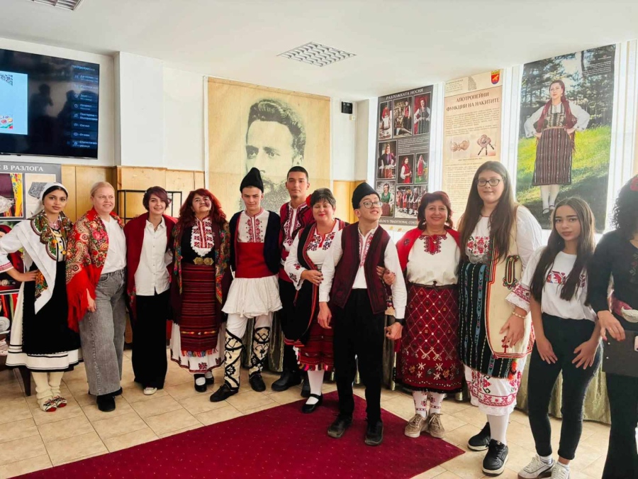 Разлог облече традициите в носии: Ученици и учители празнуваха Деня на града с гордост от корените си