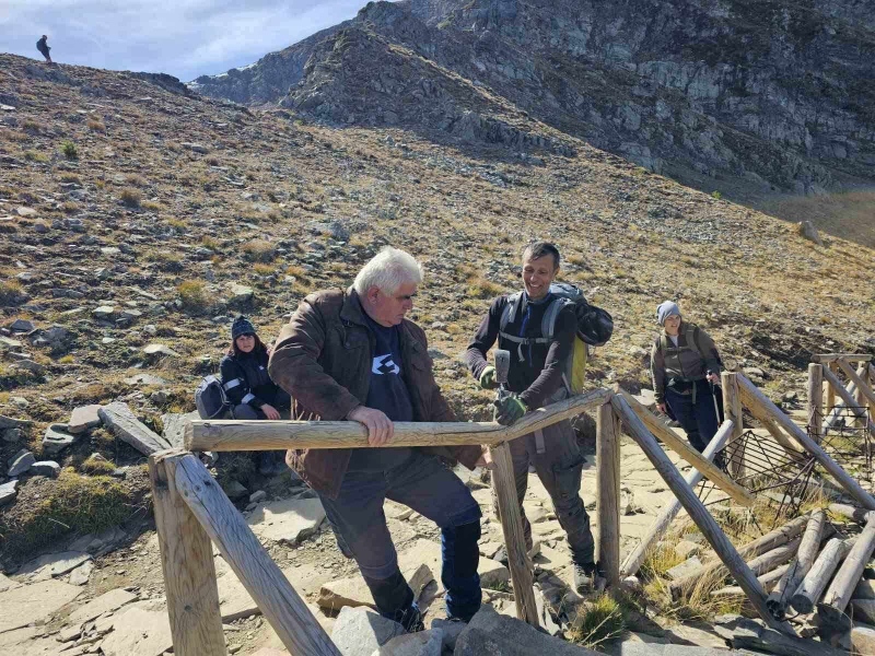 Укрепиха парапети и каменни плочи по маршрута към езеро Окото