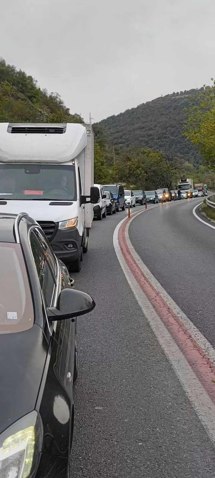 Кресненското дефиле парализирано с часове след пожар в камион: километричната опашка стигна до Симитли