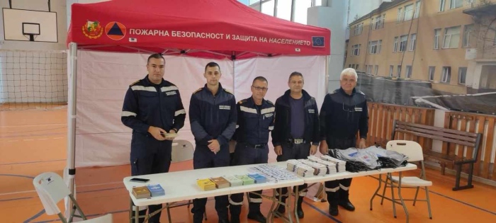 Ученици от Бобов дол учиха как да реагират при земетресения и други бедствия