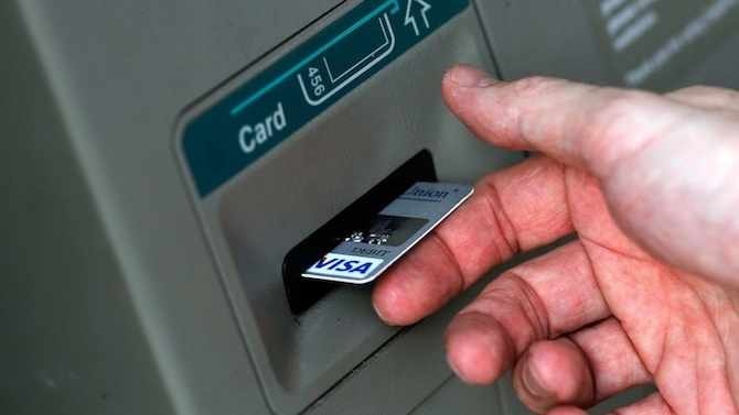 Издириха двама след незаконна транзакция с изгубена дебитна карта в Пернишко