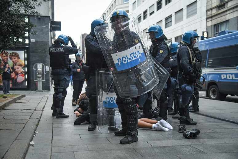 14 полицаи пострадаха, 32-ма са арестувани след погромите в Милано