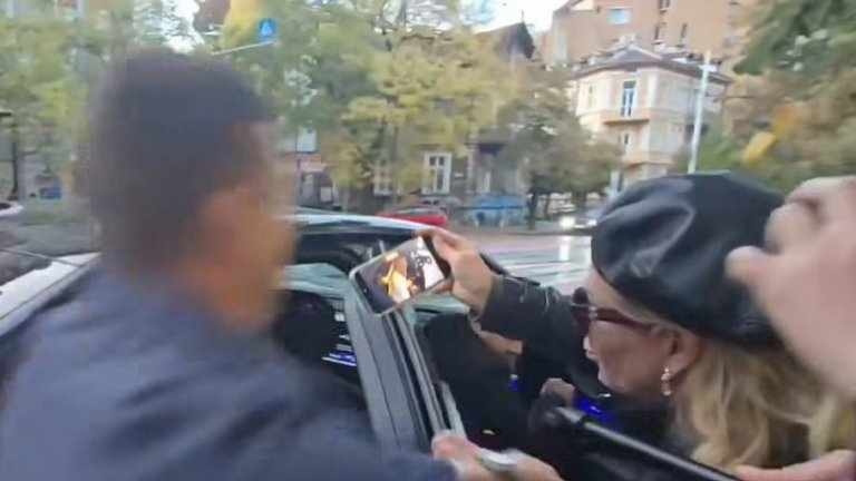 Нови кадри от инцидента с Колтуклиева! Гардът на НСО я блъска със засилка