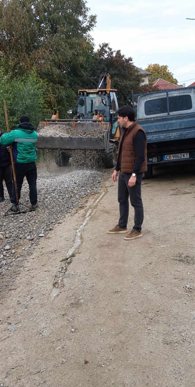Депутатът Ивайло Петров се похвали с ремонт на улица в Сапарево – оказа се, че там е и семеен имот